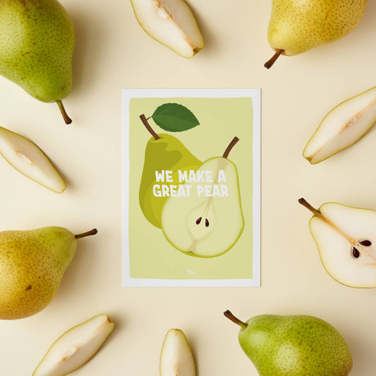 postal we make a great pear en ingles en una mesa beige rodeada de peras. una postal graciosa para regalar a una pareja o tu mejor amiga. normablok