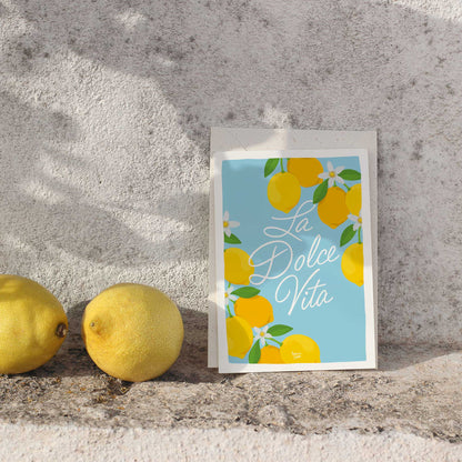 Primer plano de los detalles de los limones y las hojas verdes, mostrando el estilo figurativo y colorido del diseño digital por normablok.