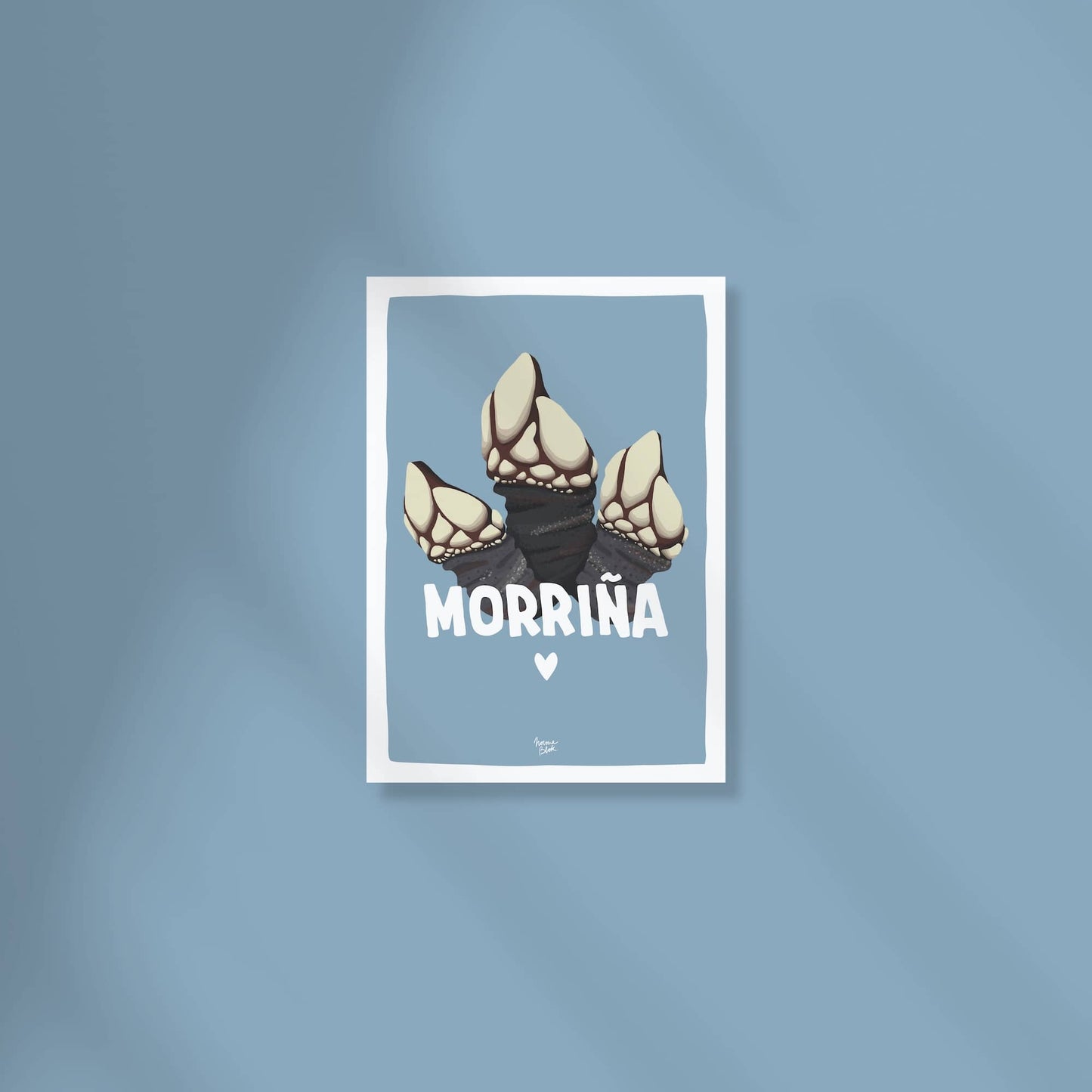 Postal A6 con fondo azul marino que muestra una ilustración digital detallada de un percebe con la palabra morriña y un pequeño corazón debajo por normablok.