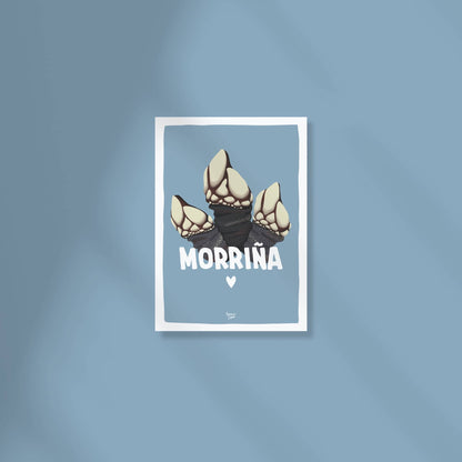 Postal A6 con fondo azul marino que muestra una ilustración digital detallada de un percebe con la palabra morriña y un pequeño corazón debajo por normablok.