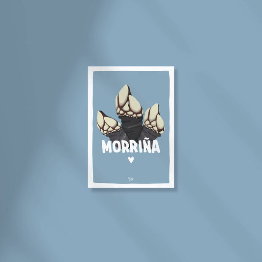 Postal A6 con fondo azul marino que muestra una ilustración digital detallada de un percebe con la palabra morriña y un pequeño corazón debajo por normablok.