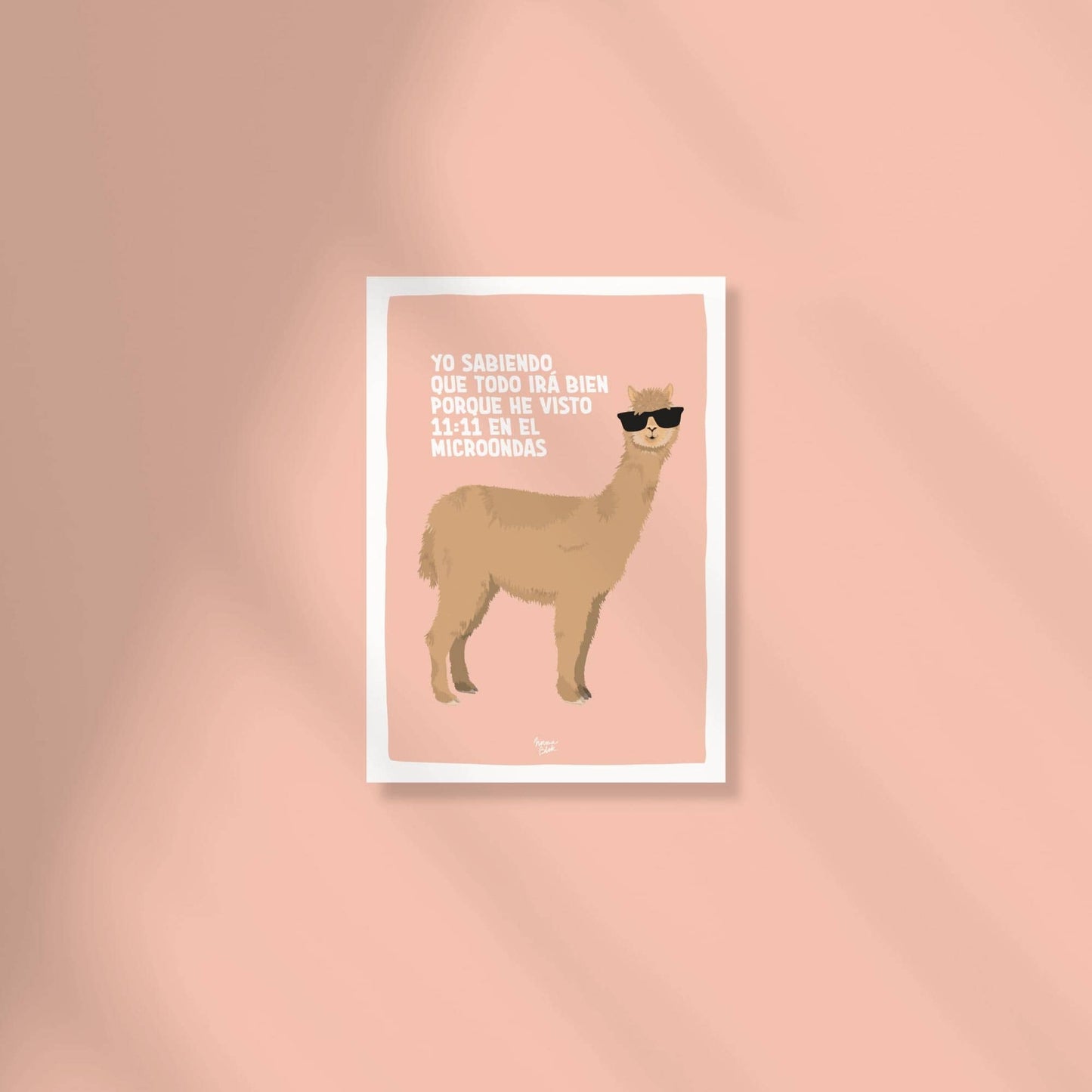 Diseño detallado de una alpaca con gafas de sol en estilo figurativo. La postal combina colores alegres y una frase divertida sobre el 11:11, ideal para quienes buscan validación caótica y un toque de buen rollo realista en su decoración.