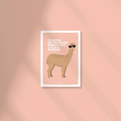 Diseño detallado de una alpaca con gafas de sol en estilo figurativo. La postal combina colores alegres y una frase divertida sobre el 11:11, ideal para quienes buscan validación caótica y un toque de buen rollo realista en su decoración.