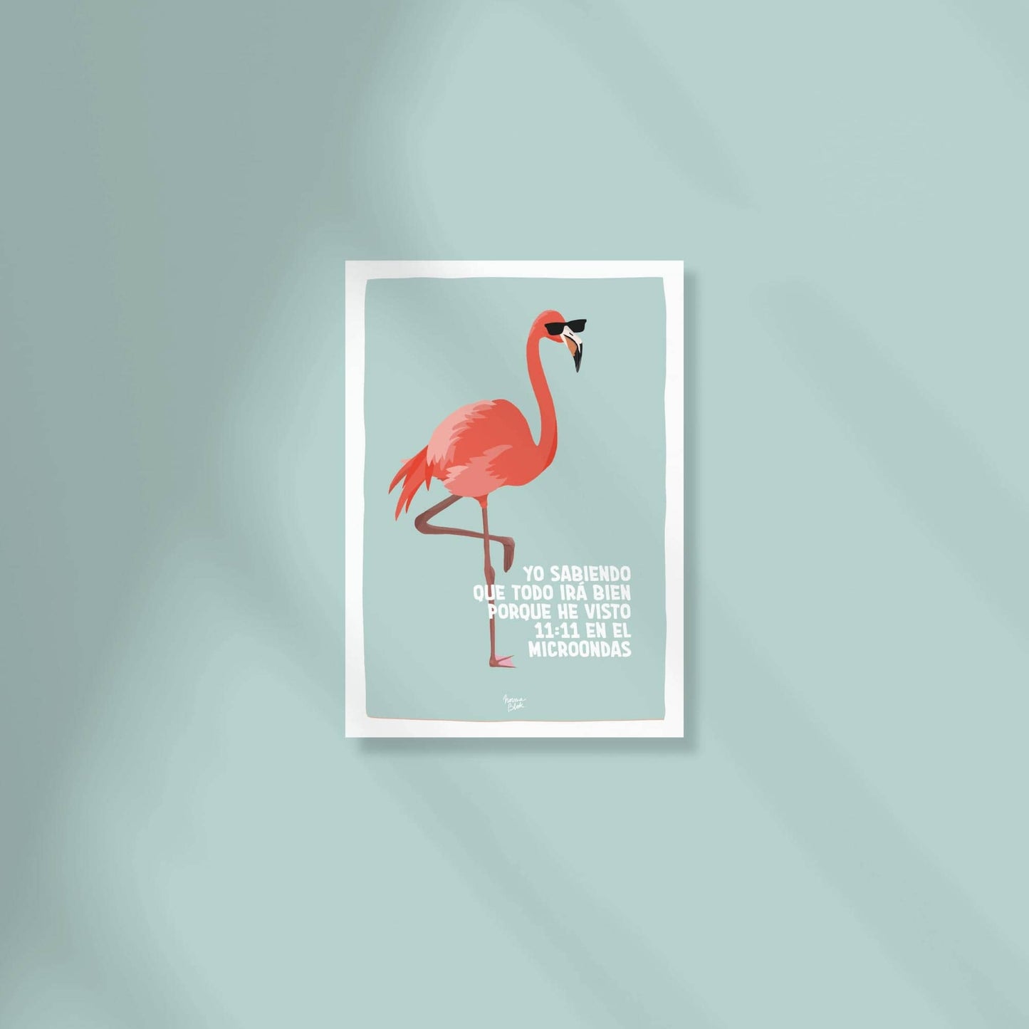 Ilustración digital de un flamenco rosa con gafas de sol negras sobre un fondo vibrante con texto sobre señales del universo. Una pieza clave de identidad social para regalar a amigos que aprecian el humor irreverente y las afirmaciones caóticas.