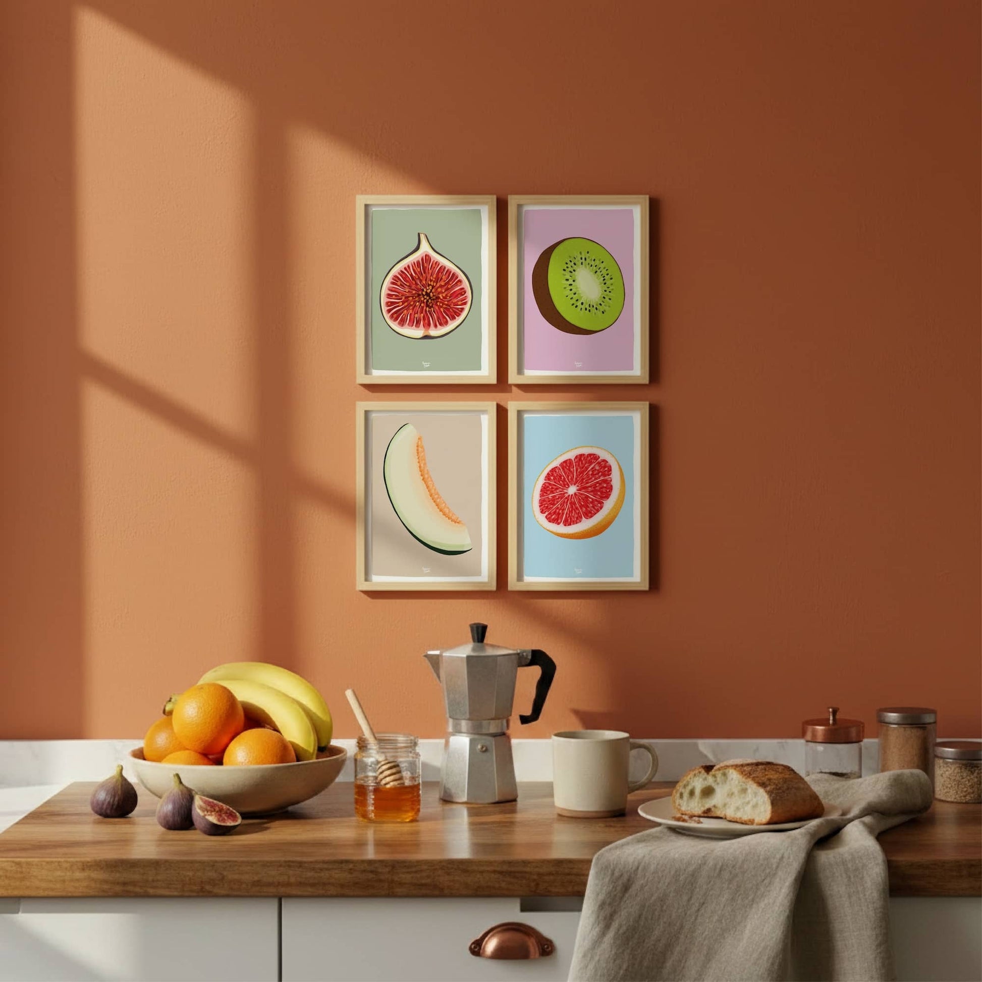 Composición de las cuatro postales de frutas sobre una pared de cocina, mostrando cómo combinan sus fondos de colores para un collage moderno por Normablok.