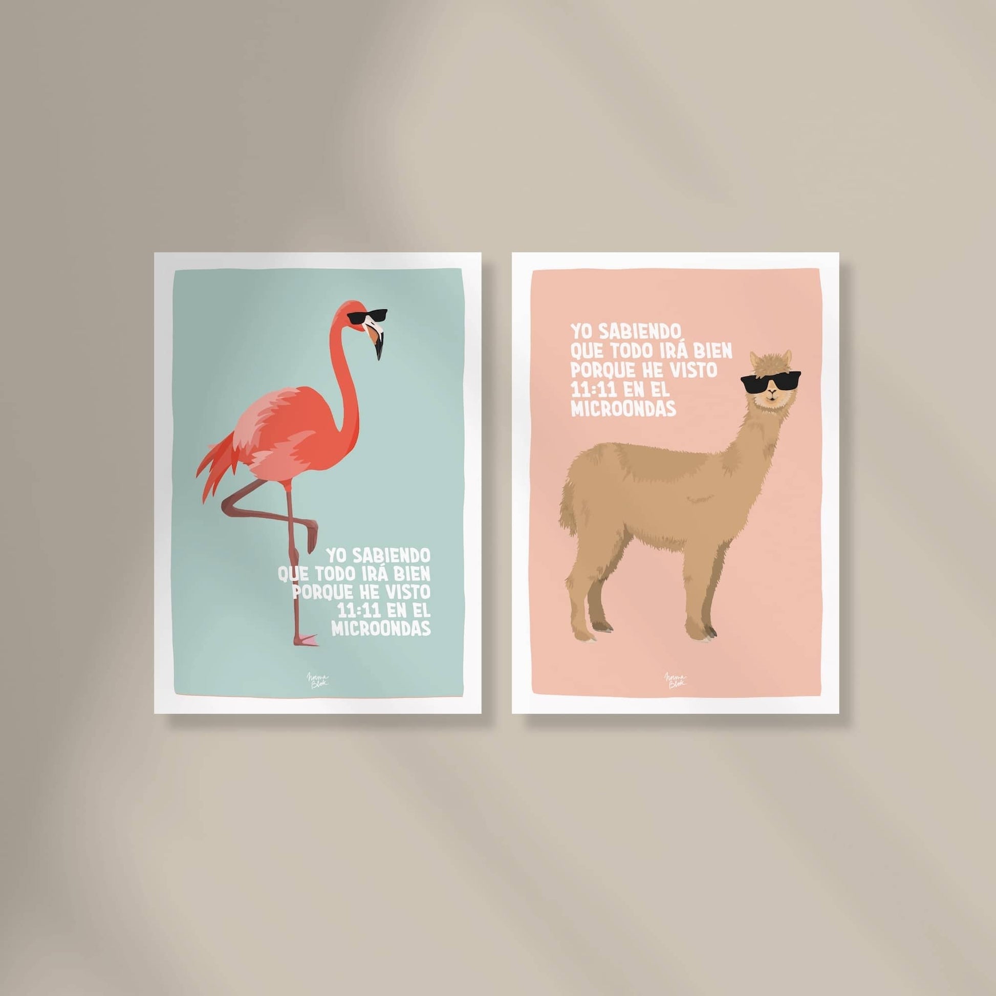 Imagen de dos mini láminas A6 de la colección Delulu is the solulu de Normablok sobre un fondo beige minimalista. Muestra a una alpaca y un flamenco con gafas de sol junto a la frase sobre el 11:11 en el microondas, representando el optimismo irracional y moderno.