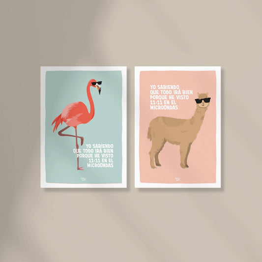 Imagen de dos mini láminas A6 de la colección Delulu is the solulu de Normablok sobre un fondo beige minimalista. Muestra a una alpaca y un flamenco con gafas de sol junto a la frase sobre el 11:11 en el microondas, representando el optimismo irracional y moderno.