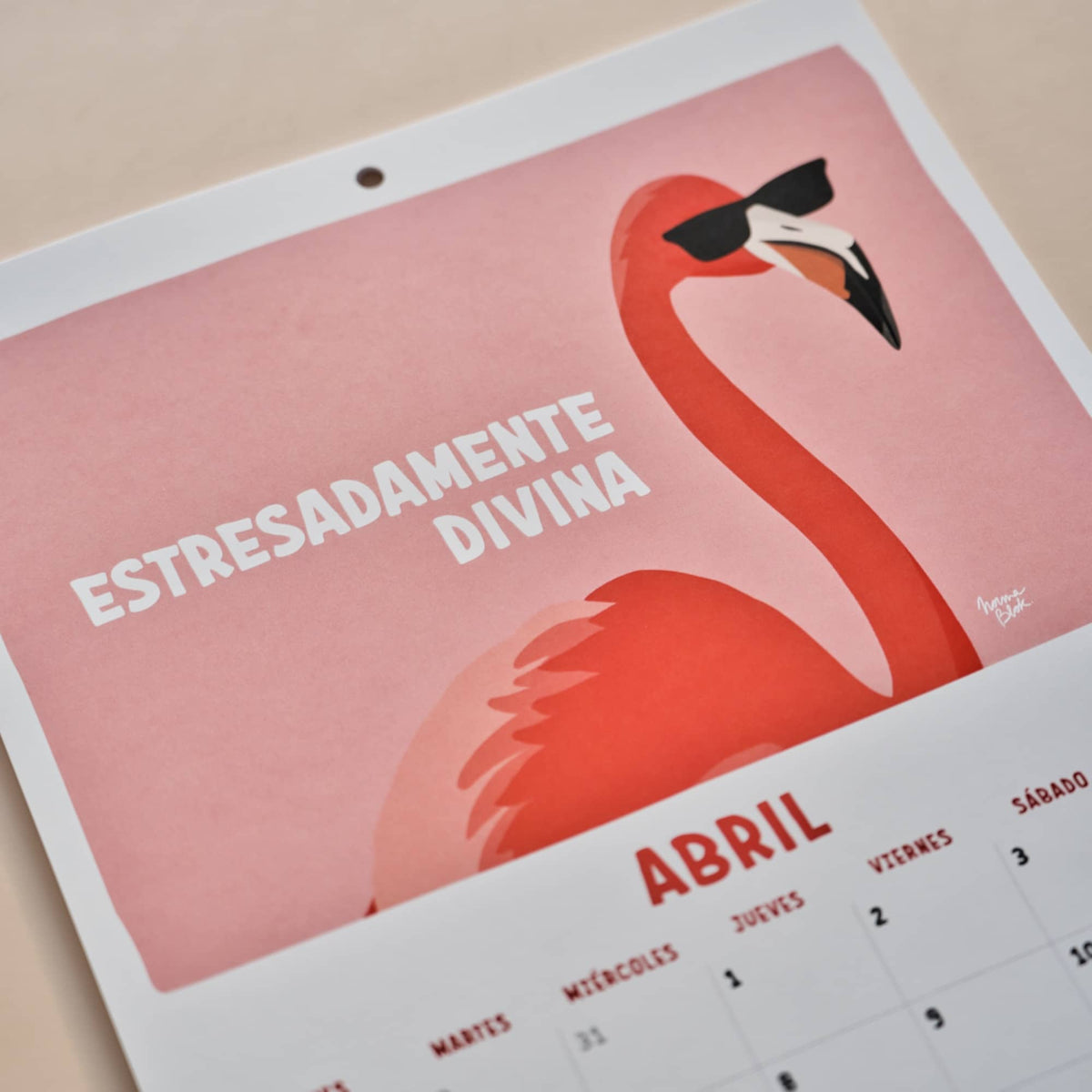 Página de abril del calendario 2027 de Normablok con un flamenco con gafas de sol y la frase estresadamente divina.