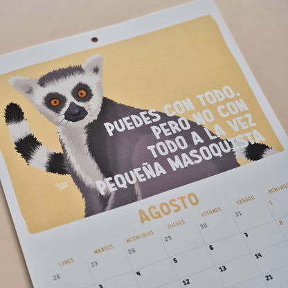 Página de agosto del calendario 2027 de Normablok con un lémur y la frase puedes con todo pero no con todo a la vez pequeña masoquista.