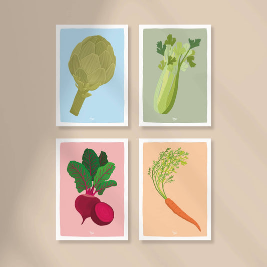Primer plano de las cuatro mini láminas de verduras (alcachofa, zanahoria, remolacha y apio) sobre un fondo beige neutro, donde se aprecian los detalles del dibujo digital y el margen blanco.