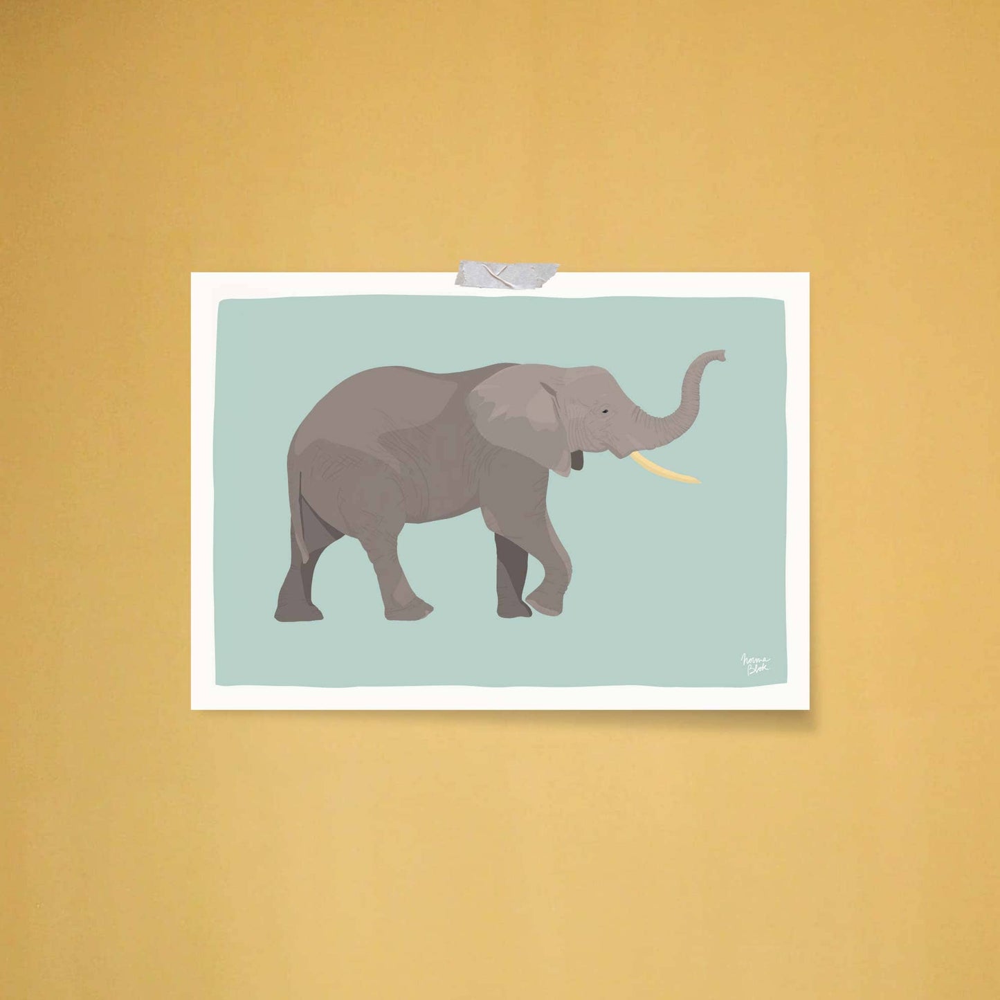 La lámina del elefante en fondo turquesa pegada de forma desenfadada en una pared amarilla vibrante usando celo transparente en las esquinas. La combinación de colores de alto contraste crea un estilo alegre, atrevido y sin esfuerzo ideal para un cuarto de juegos moderno.