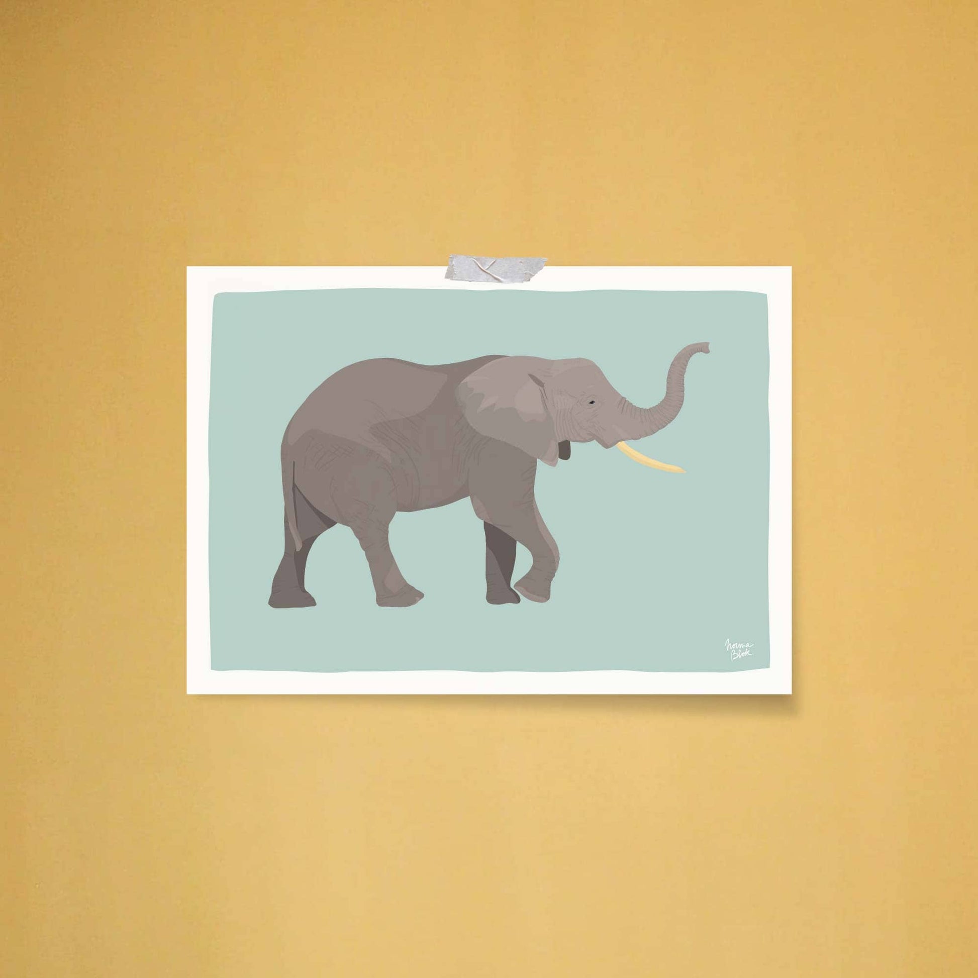 La lámina del elefante en fondo turquesa pegada de forma desenfadada en una pared amarilla vibrante usando celo transparente en las esquinas. La combinación de colores de alto contraste crea un estilo alegre, atrevido y sin esfuerzo ideal para un cuarto de juegos moderno.