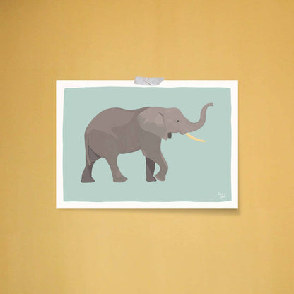 La lámina del elefante en fondo turquesa pegada de forma desenfadada en una pared amarilla vibrante usando celo transparente en las esquinas. La combinación de colores de alto contraste crea un estilo alegre, atrevido y sin esfuerzo ideal para un cuarto de juegos moderno.