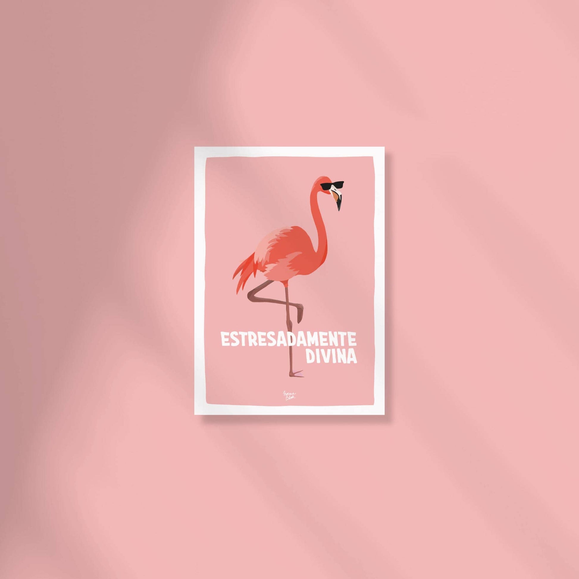 Postal A6 con fondo rosa palo que muestra una ilustración digital de un flamenco rosa con gafas de sol negras y el texto "estresadamente divina" escrito arriba por normablok.