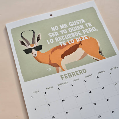 Página de febrero del calendario 2027 de Normablok con un antílope y la frase no me gusta ser yo quien te lo recuerde pero te lo dije.