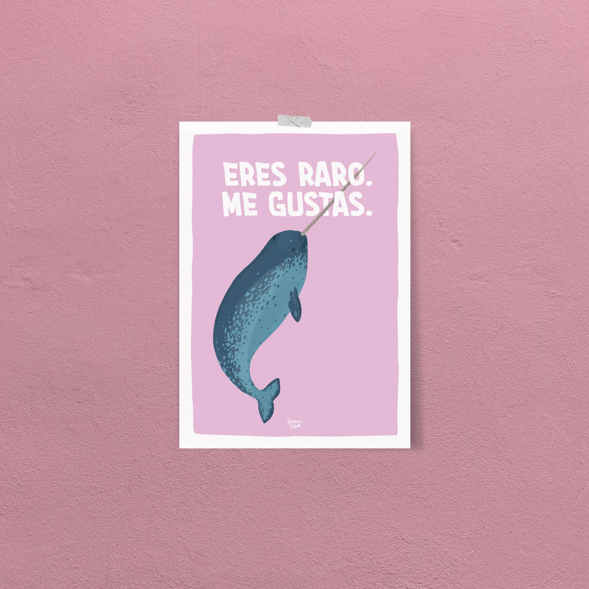 Lámina de arte del narval con proporción ISO pegada con cinta washi tape en una pared azul brillante de Normablok.