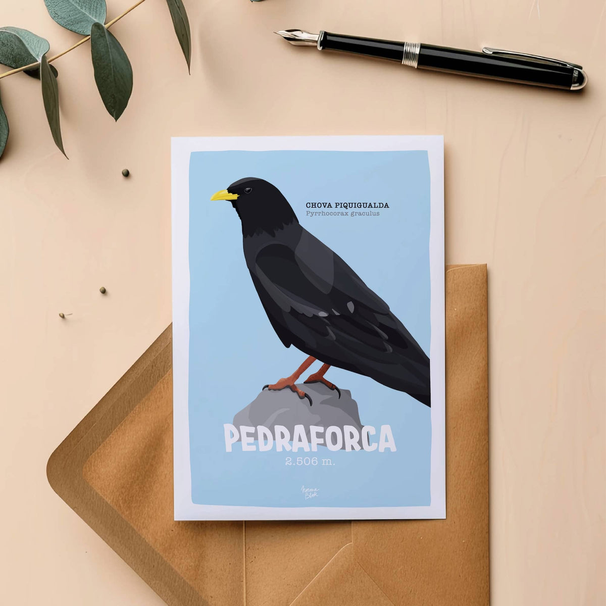 Fotografía cenital en flat lay de la postal del Pedraforca reposando encima de un sobre de papel kraft de Normablok.