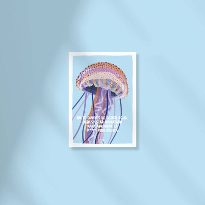 Imagen principal de la postal de la medusa flotante sobre un fondo azul claro limpio, destacando los tonos naranjas, lilas y su divertido mensaje de autocuidado.
