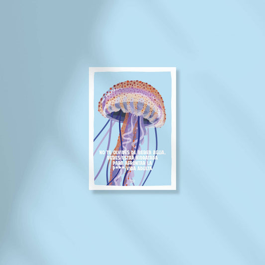 Imagen principal de la postal de la medusa flotante sobre un fondo azul claro limpio, destacando los tonos naranjas, lilas y su divertido mensaje de autocuidado.