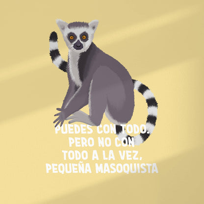 Detalle de la ilustración de un lémur con mirada intensa sobre fondo amarillo mantequilla en una lámina de arte Normablok.