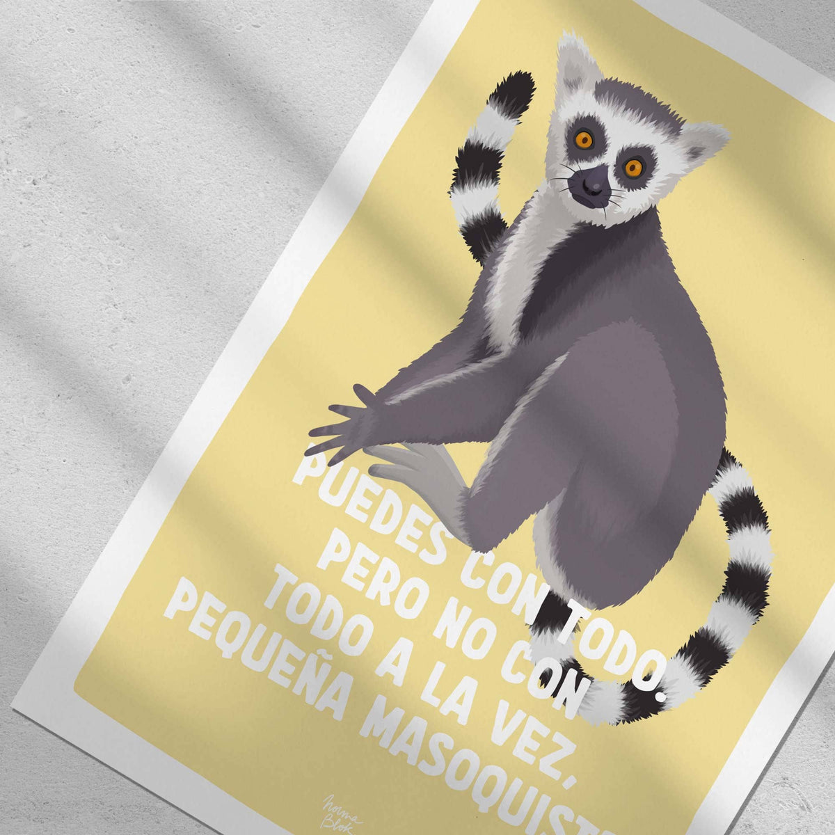 Imagen de producto de la lámina del lémur con la frase puedes con todo sobre fondo amarillo mantequilla de Normablok.