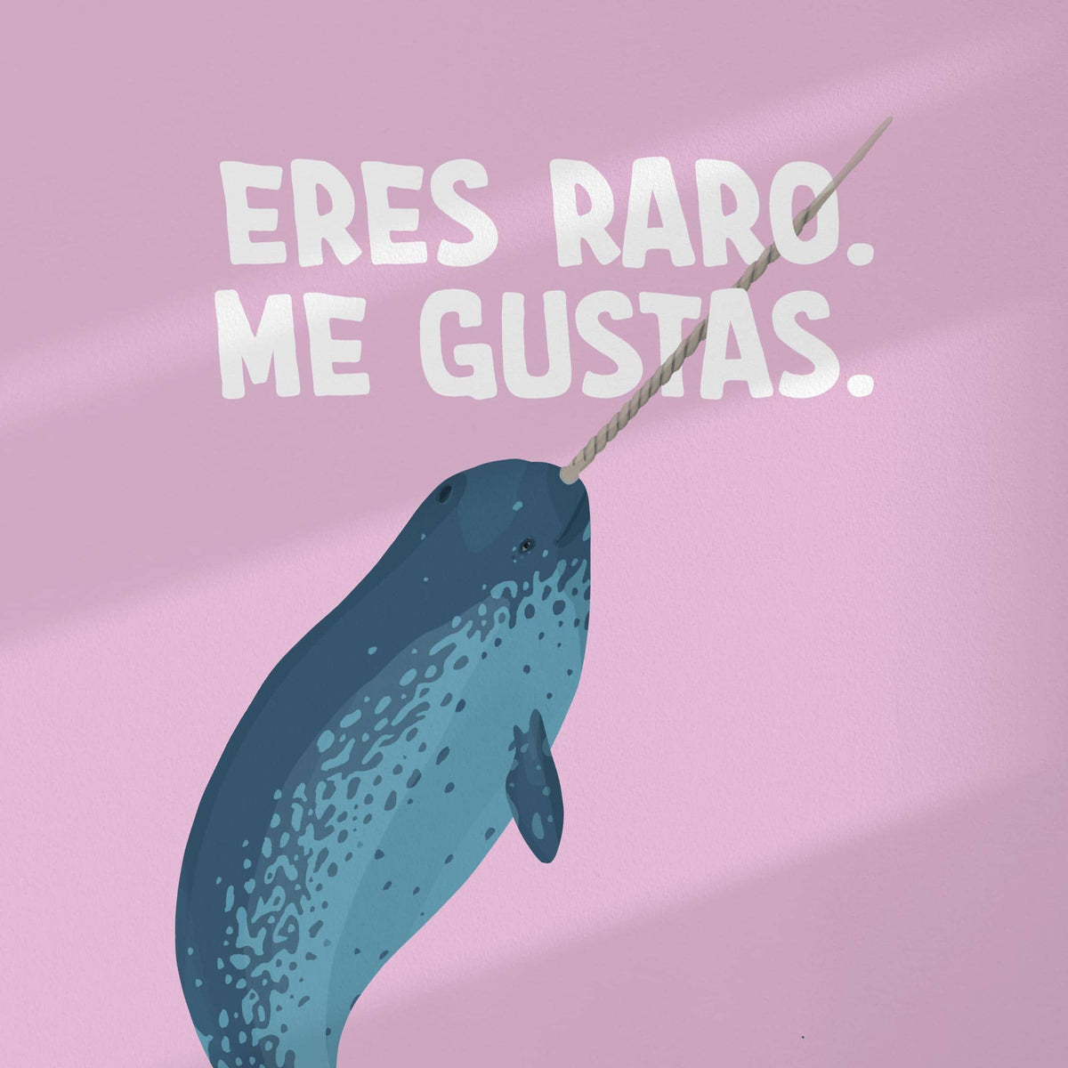 Imagen de producto limpia centrada en el detalle de la ilustración del narval y su frase en castellano sobre fondo lila de Normablok.
