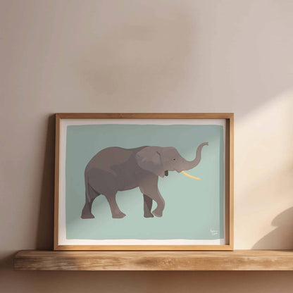 La lámina del elefante enmarcada colocada sobre una repisa flotante de madera rústica. Los tonos de la madera natural del marco y del estante complementan el fondo turquesa suave de la ilustración, mostrando una forma estilosa de decorar y organizar un cuarto infantil.