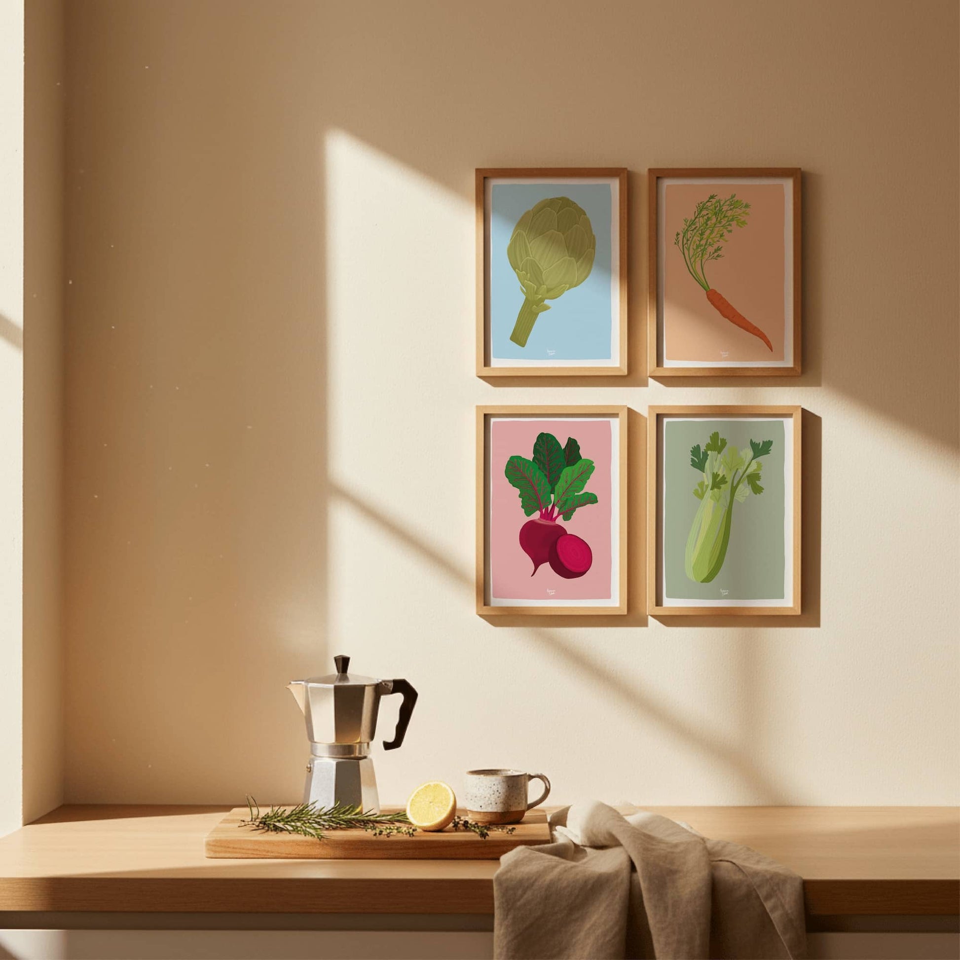 Las cuatro ilustraciones de verduras enmarcadas y colocadas como un mural en una cocina moderna, destacando cómo aportan un toque profesional y colorido al espacio.
