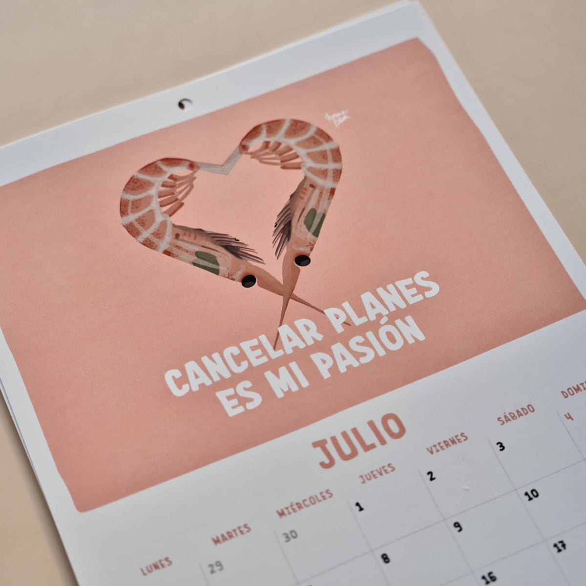 Página de julio del calendario 2027 de Normablok con una gamba y la frase cancelar planes es mi pasión.