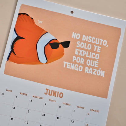 Página de junio del calendario 2027 de Normablok con un pez payaso con gafas de sol y la frase no discuto solo te explico porque tengo razón.