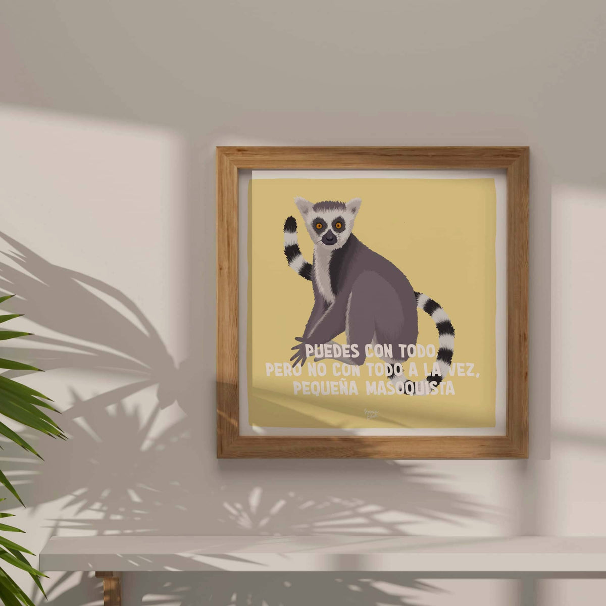 lámina del lemur con fondo amarillo claro y la frase puedes con todo. pero no con todo a la vez, pequeña masoquista. En formato cuadrado y enmarcado en marco de madera natural