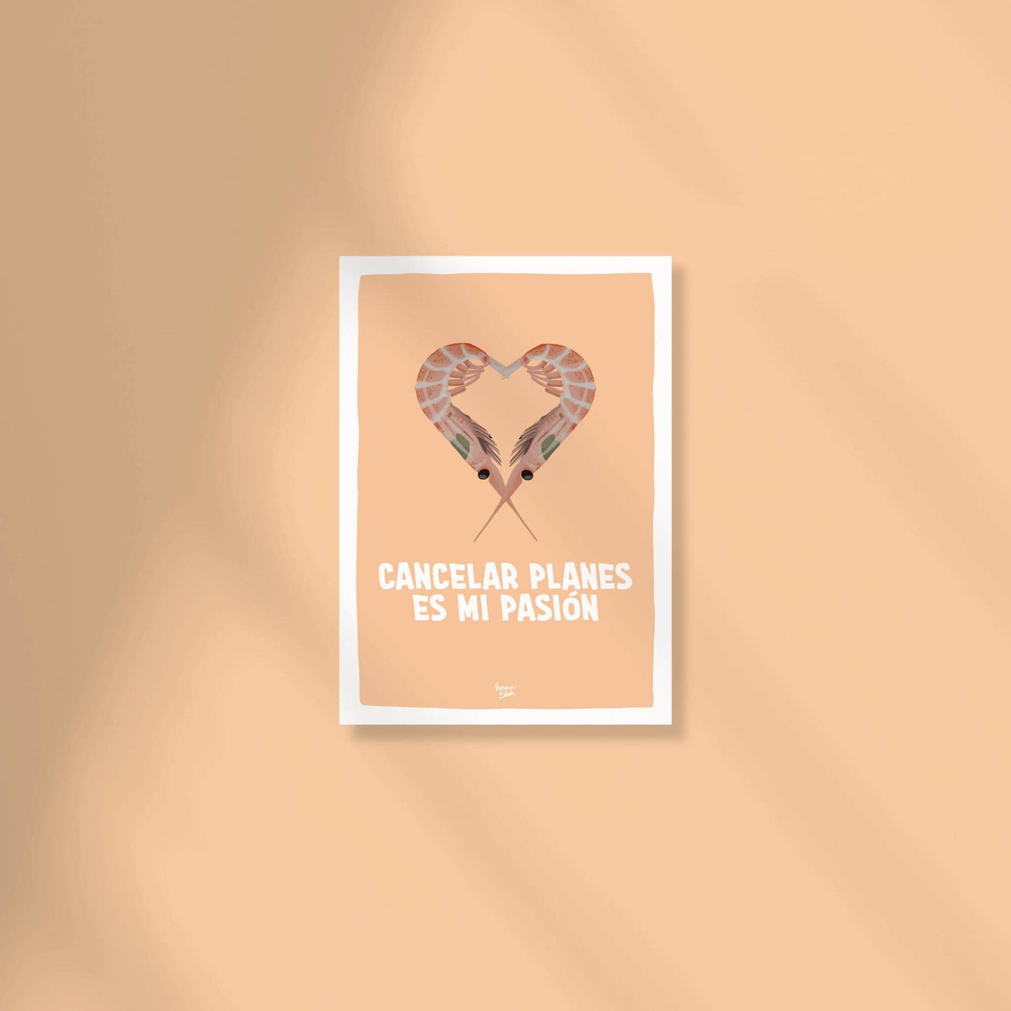 Postal cuadrada o mini print con fondo naranja vibrante y borde blanco. Ilustración central de dos gambas sonrientes entrelazadas formando la silueta de un corazón. Debajo, el texto manuscrito en color oscuro: 'cancelar planes es mi pasión'. Diseño estilo naif y divertido por Normablok.