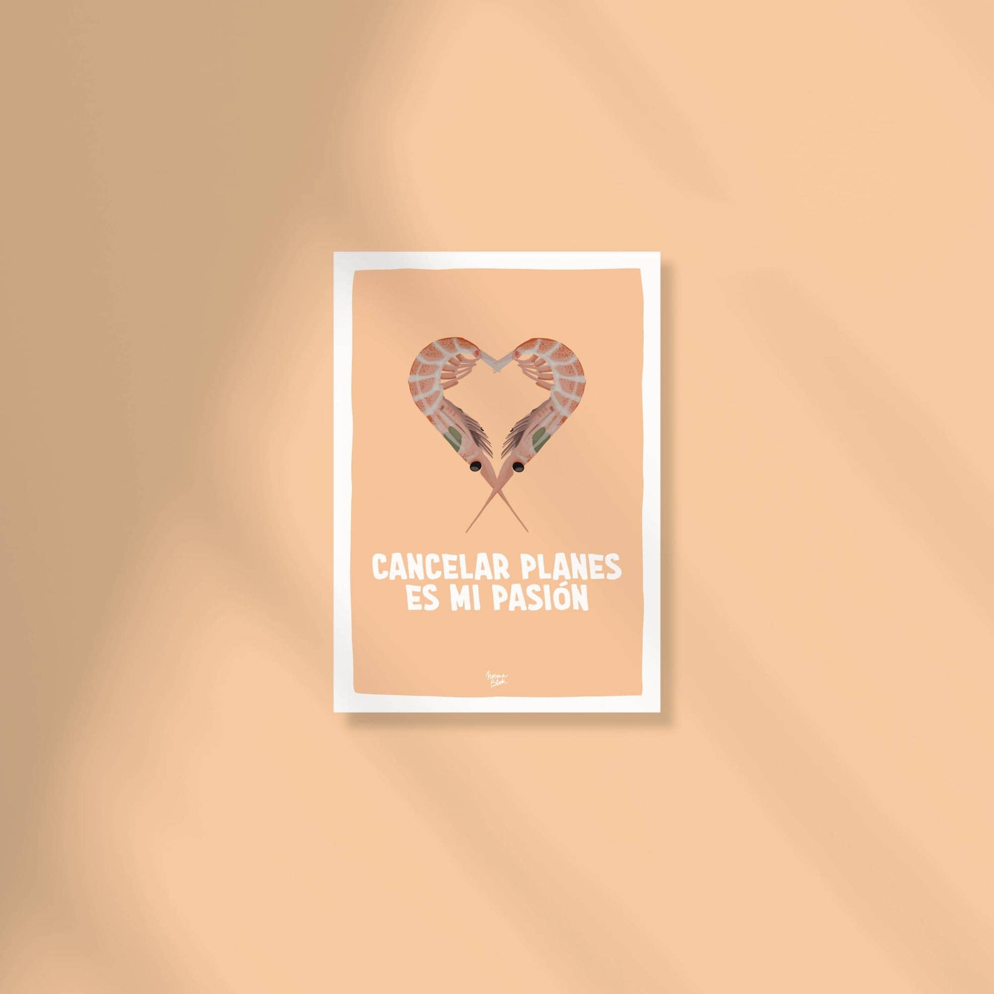 Postal cuadrada o mini print con fondo naranja vibrante y borde blanco. Ilustración central de dos gambas sonrientes entrelazadas formando la silueta de un corazón. Debajo, el texto manuscrito en color oscuro: 'cancelar planes es mi pasión'. Diseño estilo naif y divertido por Normablok.