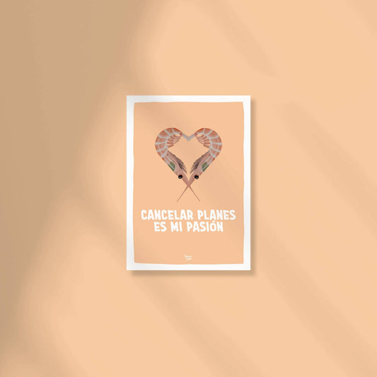 Postal cuadrada o mini print con fondo naranja vibrante y borde blanco. Ilustración central de dos gambas sonrientes entrelazadas formando la silueta de un corazón. Debajo, el texto manuscrito en color oscuro: 'cancelar planes es mi pasión'. Diseño estilo naif y divertido por Normablok.