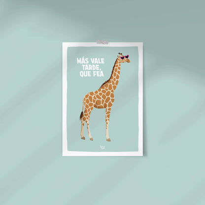 Lámina decorativa con frase en español y diseño de jirafa con gafas fucsias para una habitación juvenil
