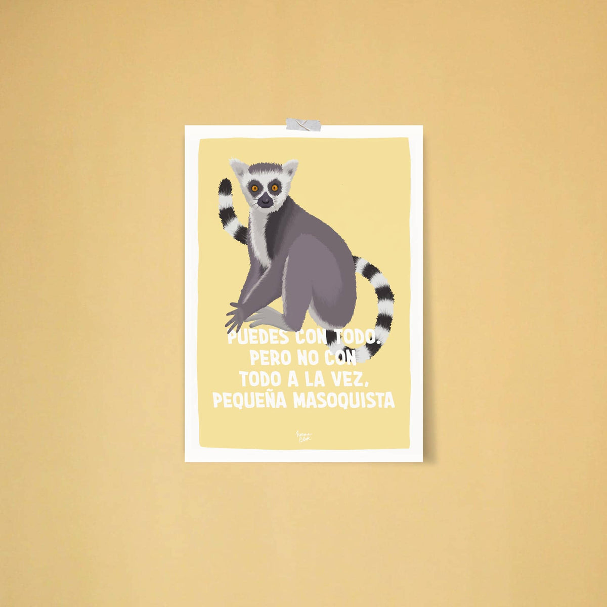 Lámina de arte del lémur con proporción ISO pegada con cinta washi tape en una pared azul brillante de Normablok.