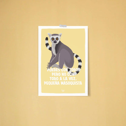 Lámina de arte del lémur con proporción ISO pegada con cinta washi tape en una pared azul brillante de Normablok.