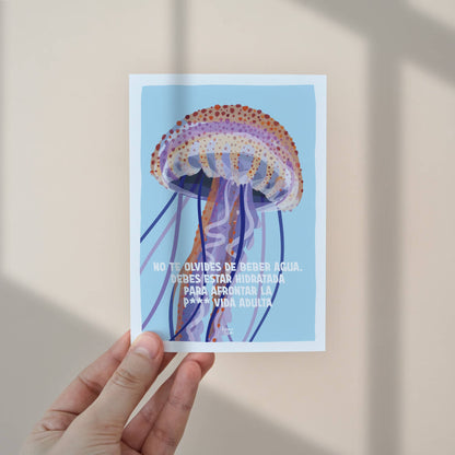 Una mano sosteniendo el mini print tamaño A6 para apreciar sus dimensiones reales, ideal para regalar o enviar por correo postal a esa amiga que lo necesita.