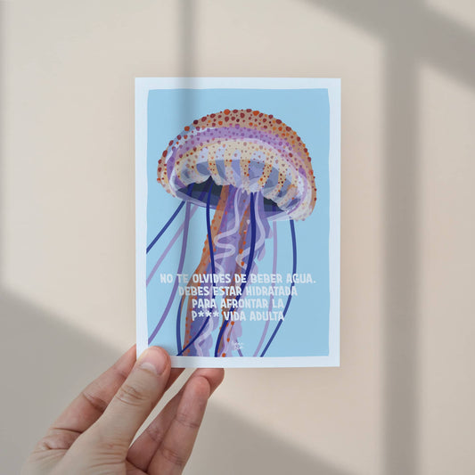 Una mano sosteniendo el mini print tamaño A6 para apreciar sus dimensiones reales, ideal para regalar o enviar por correo postal a esa amiga que lo necesita.