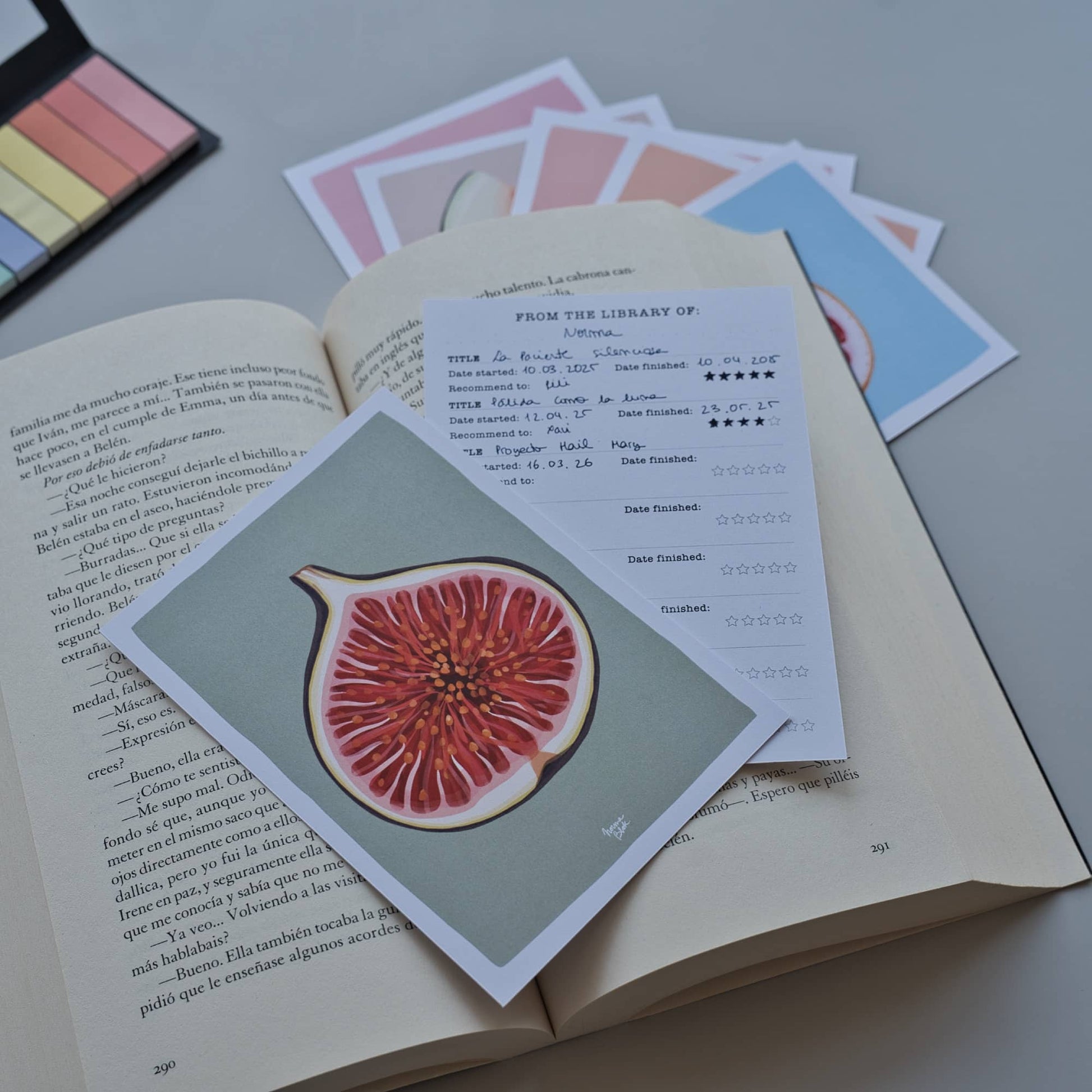 Pack de 8 Marcapaginas de frutas con lista de lectura por detrás. Puedes apuntar hasta 8 libros por punto de libro tamaño A6. Escribe el título, la fecha de inicio, final y valoración.