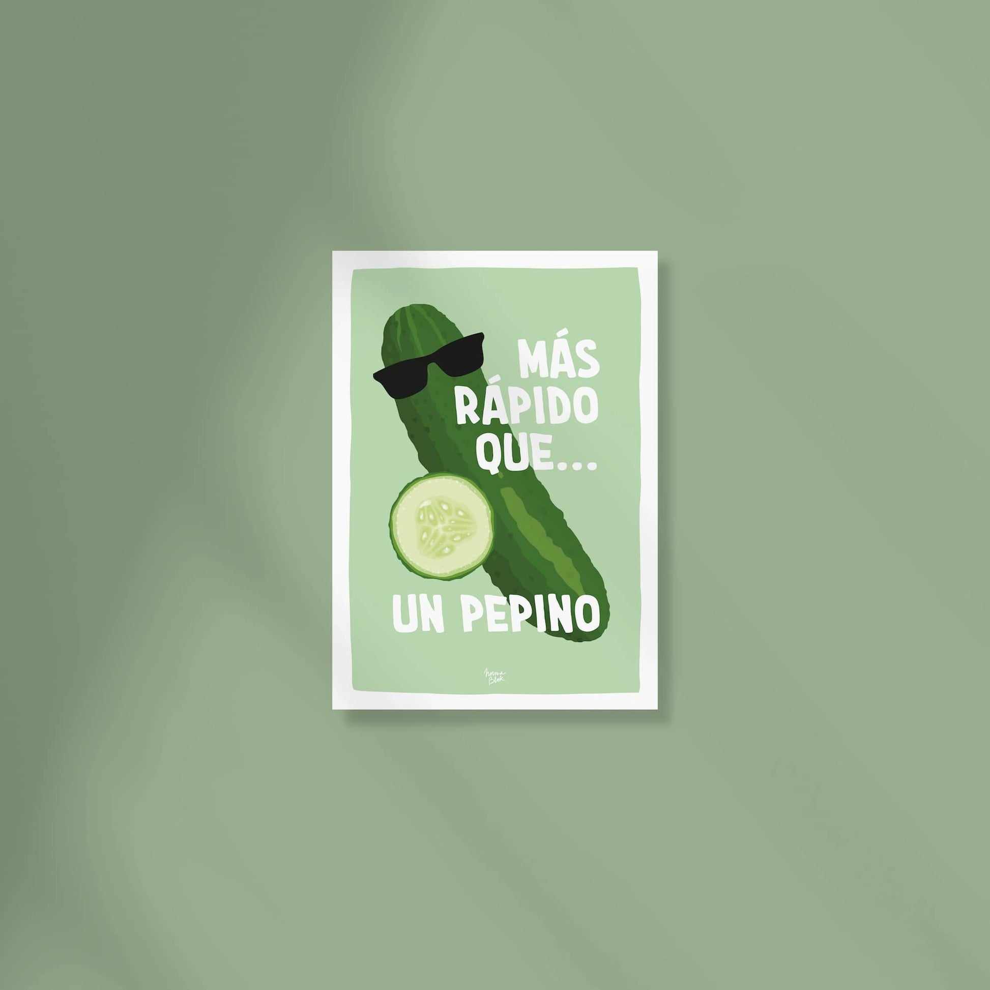 Una postal vibrante de tamaño A6 con fondo verde que muestra una ilustración digital detallada de un pepino con gafas de sol oscuras y la frase "más rápido que un pepino" escrita encima en una tipografía moderna por normablok.