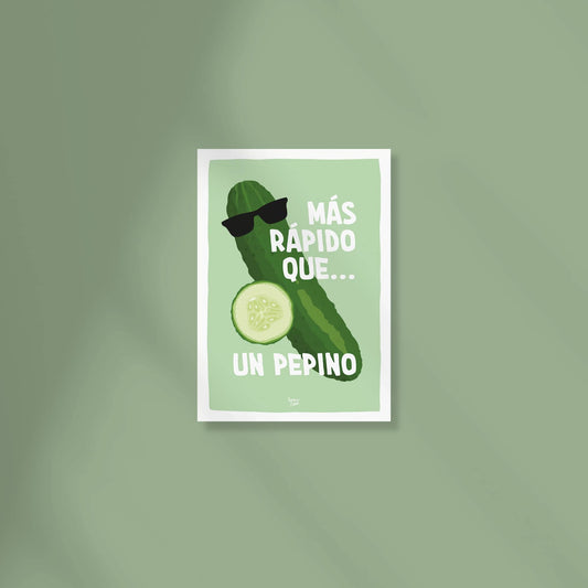 Una postal vibrante de tamaño A6 con fondo verde que muestra una ilustración digital detallada de un pepino con gafas de sol oscuras y la frase "más rápido que un pepino" escrita encima en una tipografía moderna por normablok.
