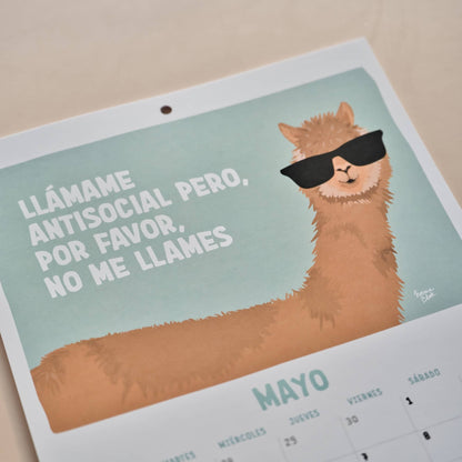 Página de mayo del calendario 2027 de Normablok con una alpaca con gafas de sol y la frase llámame antisocial pero por favor no me llames.