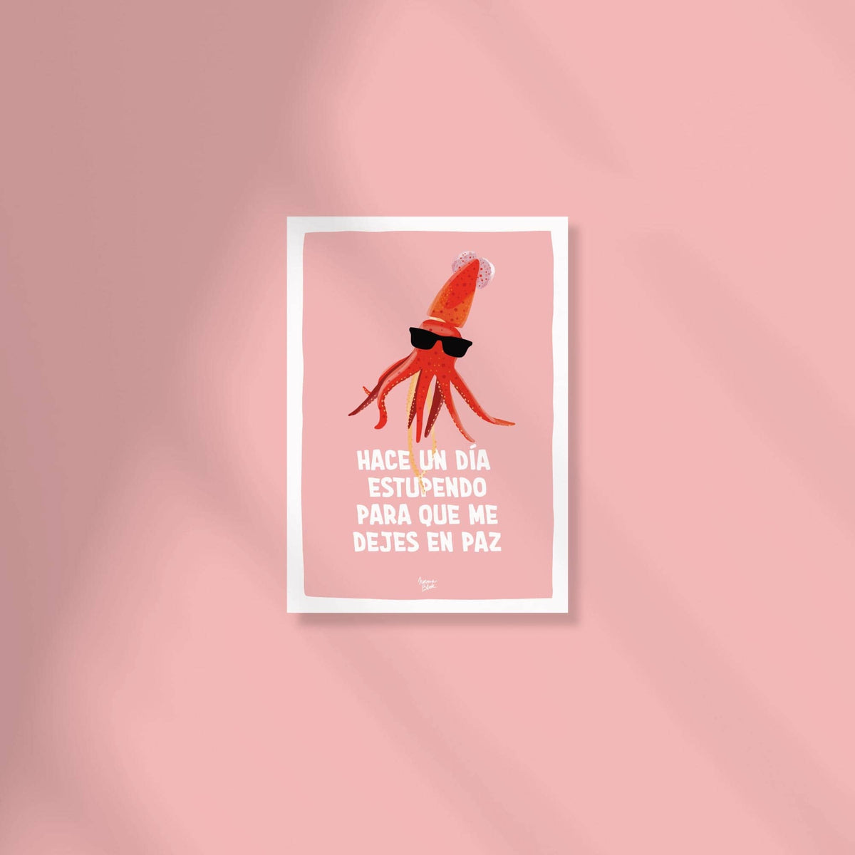 Mini lámina A6 de un calamar en tonos rojos y naranjas con gafas de sol sobre fondo rosado y la frase "hace un día estupendo para que me dejes en paz".