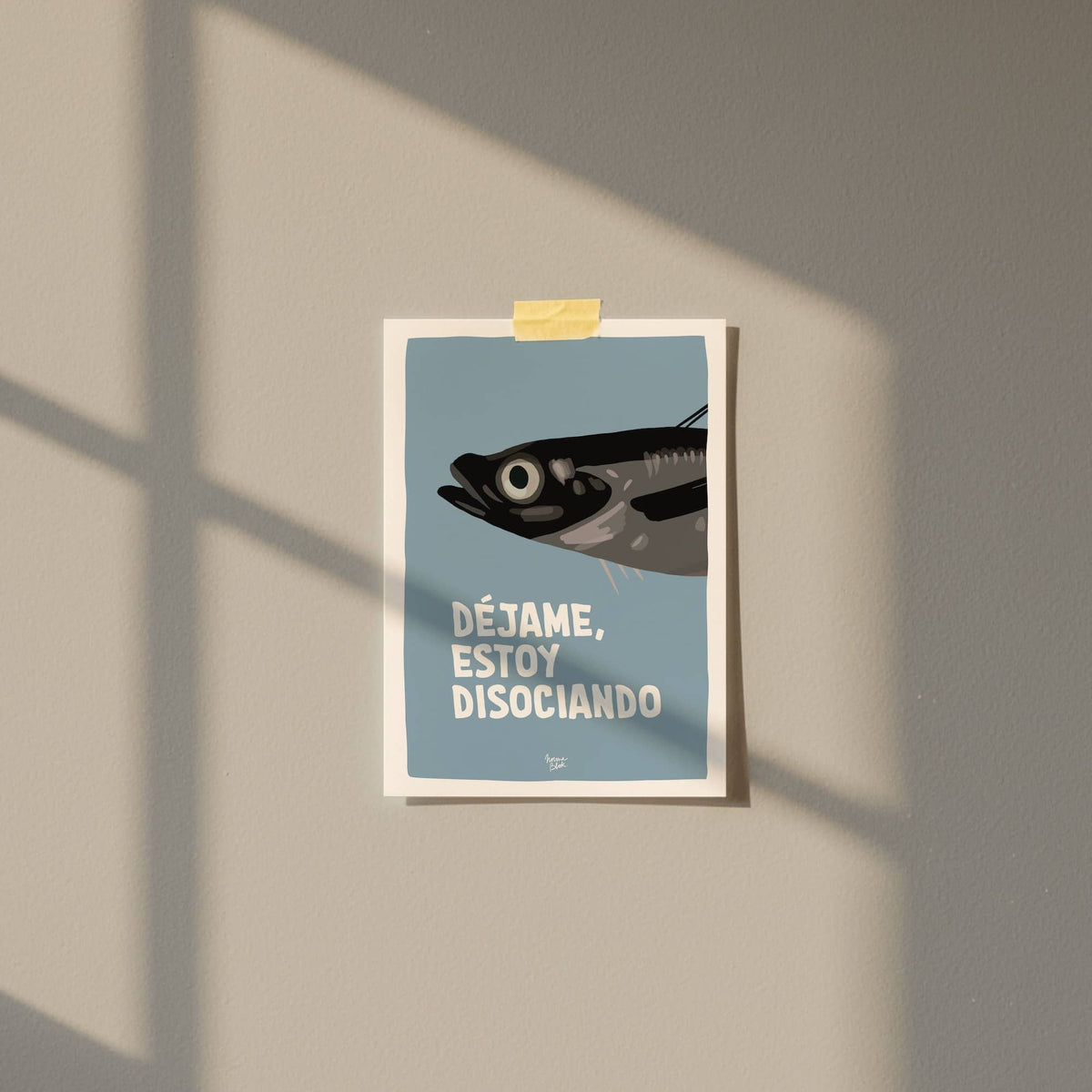 Mini lámina A6 con una ilustración divertida de sardina fijada a la pared con cinta washi tape en una habitación.