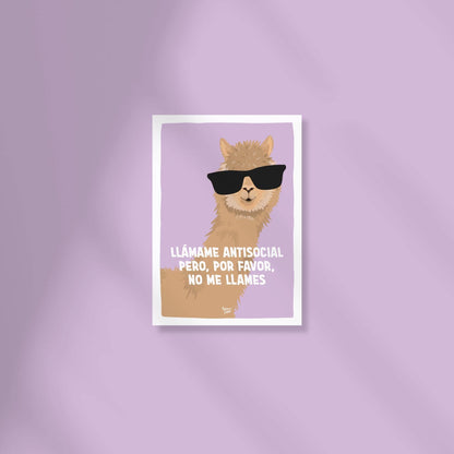 Mini postal A6 de una alpaca con pelazo y gafas de sol sobre fondo lila claro y la frase "llámame antisocial, pero, por favor, no me llames".