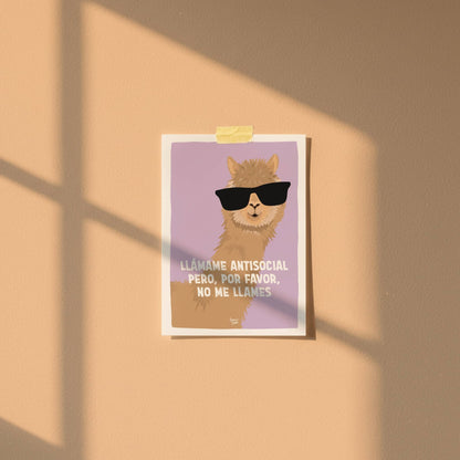 Mini postal A6 con una ilustración de alpaca fijada a la pared con cinta washi tape en una habitación.