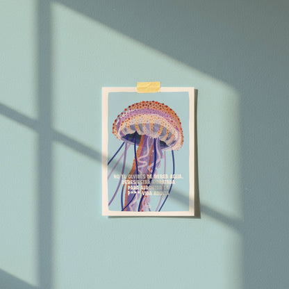 Postal de medusa colgada en una pared azul claro con celo, perfecta para ver cómo queda decorando cualquier rincón de tu habitación u oficina de forma original y cercana.