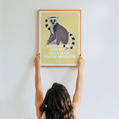 Mujer sosteniendo en alto una lámina de arte A3 enmarcada con el diseño del lémur y la frase puedes con todo de Normablok.