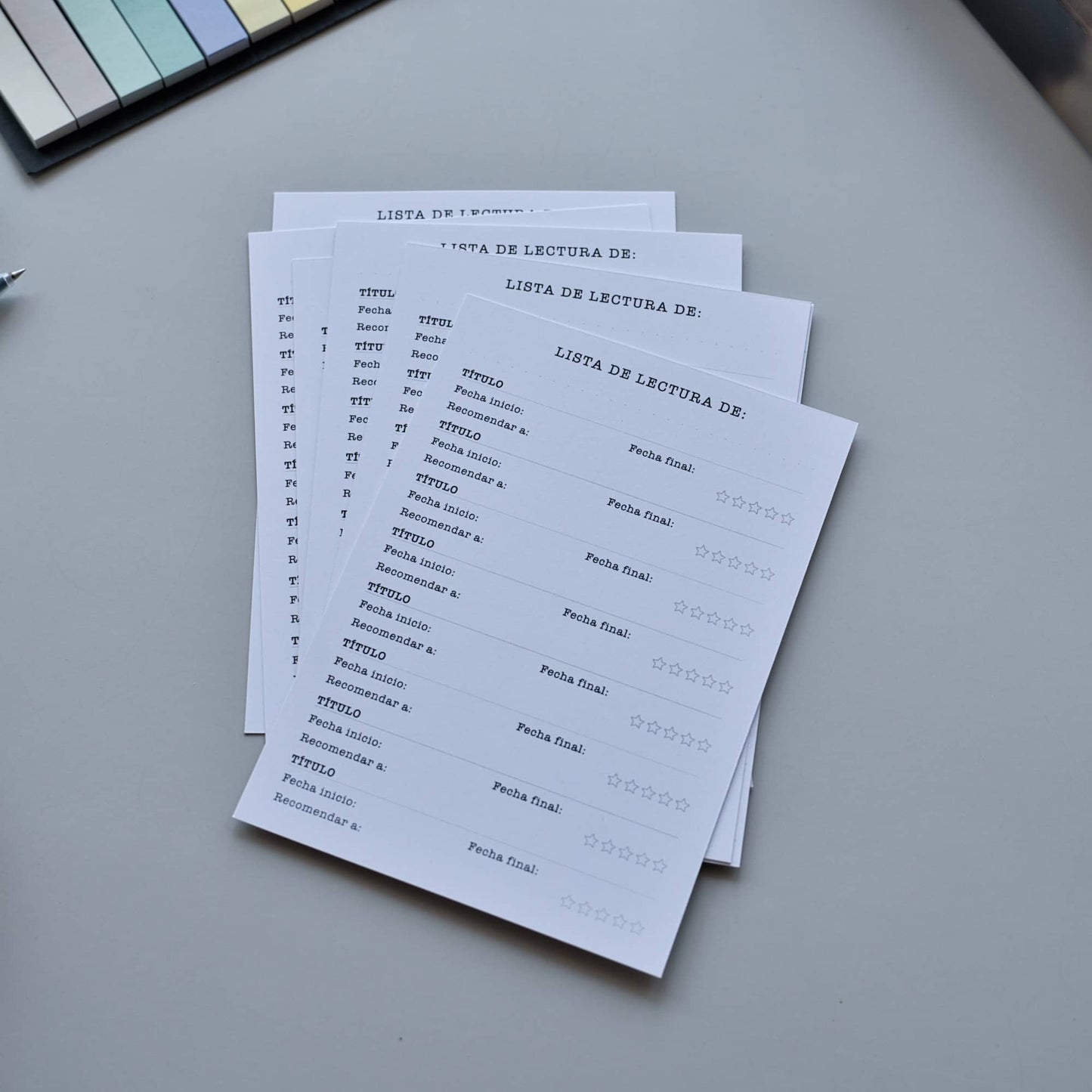 Pack de 8 puntos de libro tamaño postal A6 para usar de marcapáginas y de lista de lectura. Personaliza tu ficha con tu nombre y apunta los libros que te vas leyendo durante el año. Regalo de club de lectura.